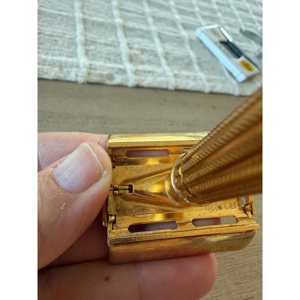 Vintage 1946-1947 Gillette Aristocrat Gold Safety Razor No Notch USA + Blades